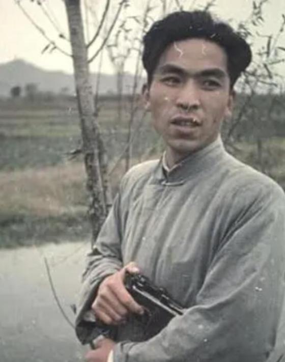 1947年，地下党被处决前婉拒房东送的断头饭：“我吃不下”，房东弯腰轻声说：“这