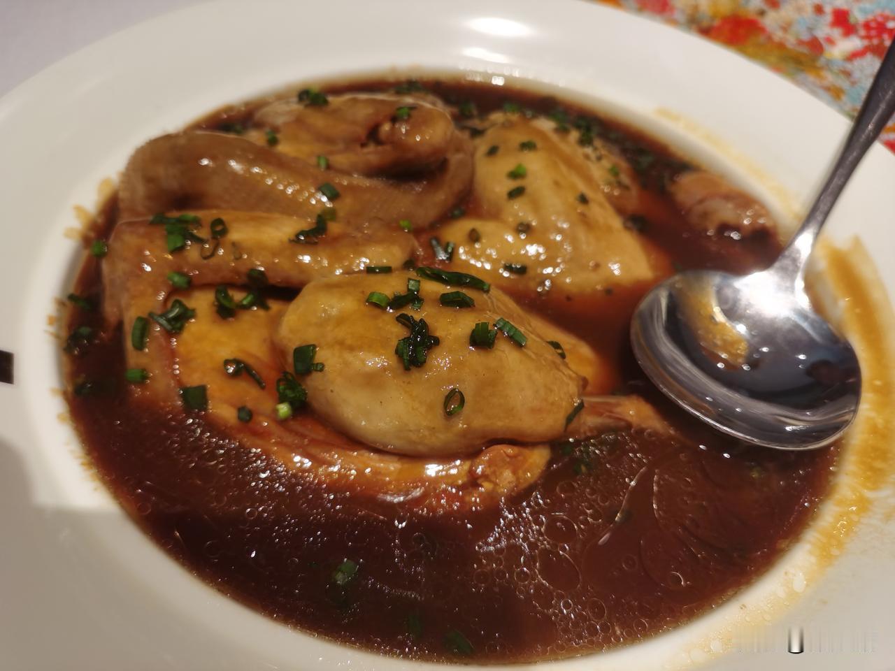 四位山东人在北京点了一个淮扬菜套餐，饭店还送了每位一个点心，点心是冰的，到吃完饭