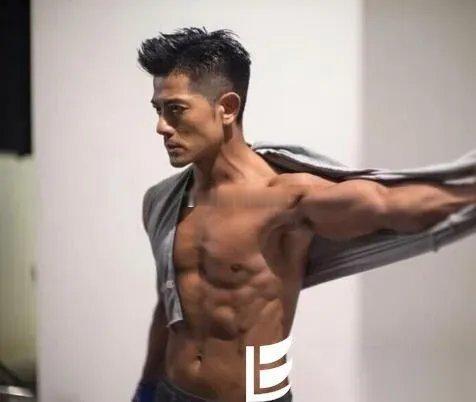 60岁郭富城演唱会秀腹肌！体脂率8%碾压小鲜肉，网友：这是28岁吧11月13日京