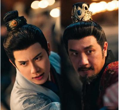 那么多演员，也并非都拉胯和失败，也有些人角色和表现出彩，比如在剧周奇分饰两角，这