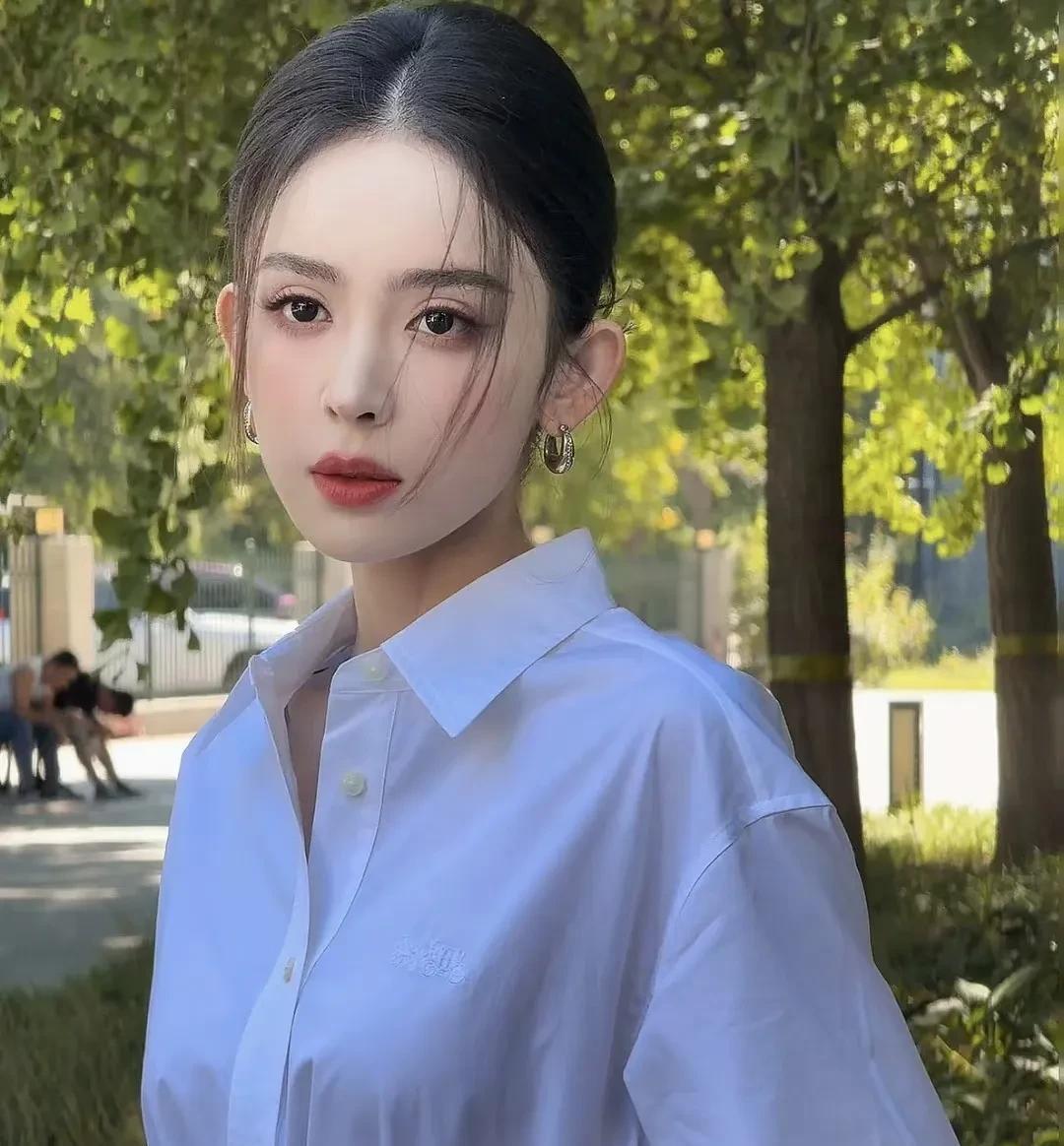 古力娜扎如今在内娱的地位，也就二三线左右吧，因为她知名度有，不过都是关于美貌，恋
