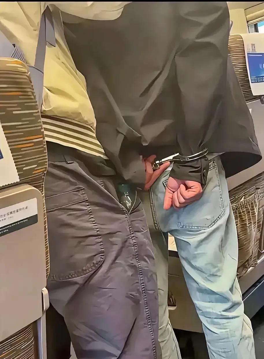 第一次在现实中看到，警察叔叔辛苦了！