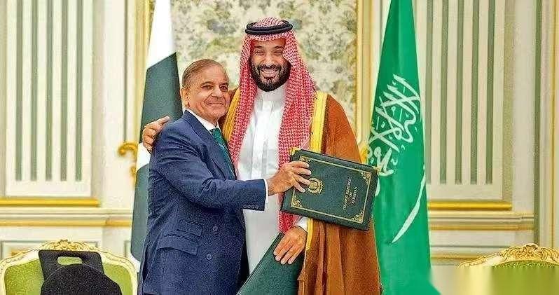 巴基斯坦现在很郁闷，当初跟沙特签署了一个双边防御的协定，原本可能想着，顶多就是起