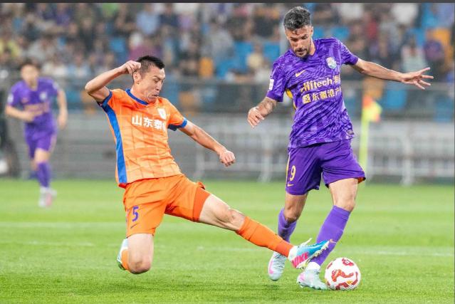 ⚽中超本轮最疯的一场：俩刚演完大片的狠人，正面撞上了泰山刚十人客场1-0摁死