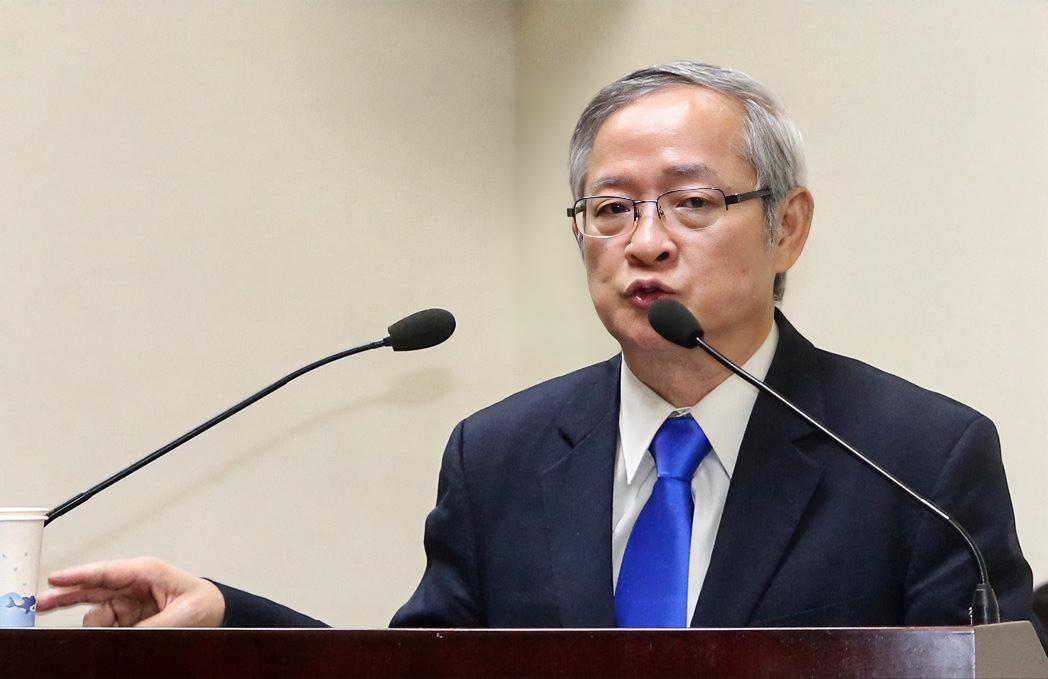 台湾知名人士林郁方表示：“我实在看不懂大陆造那么多武器装备，造那么多航母干什么，