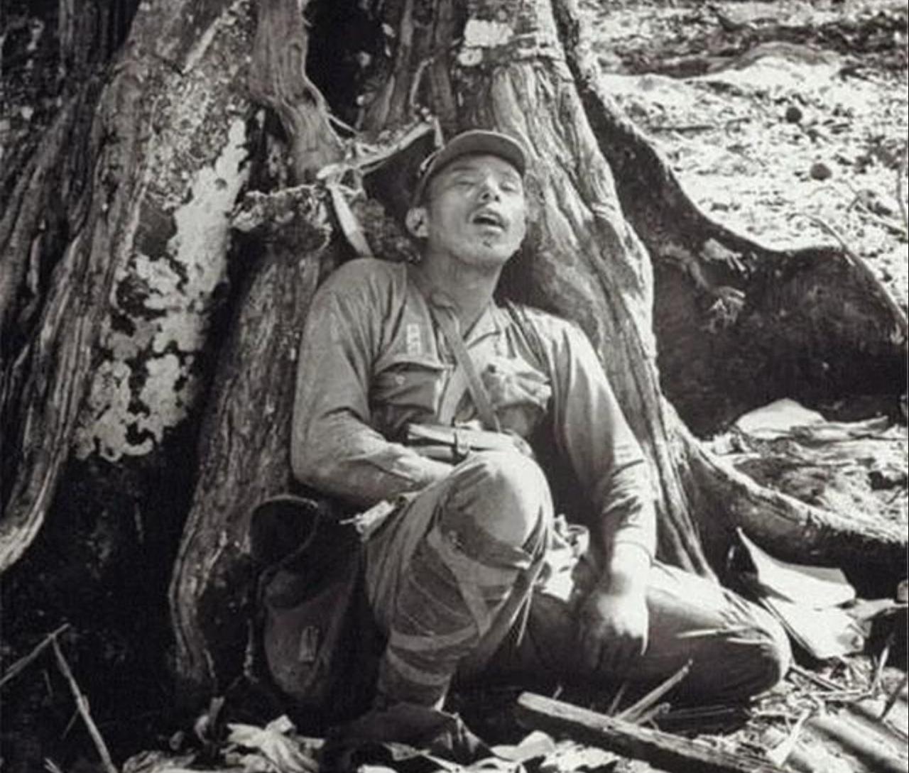 这是一张二战太平洋战争时期的黑白纪实老照片，拍摄于1944年塞班岛战役期间。