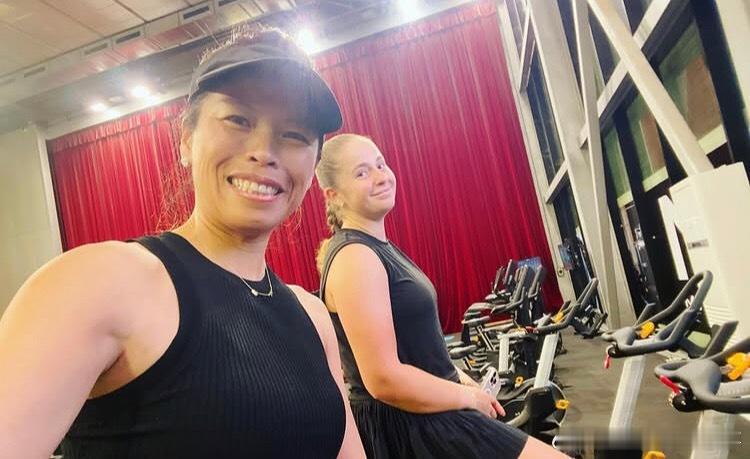 笑死！谢淑薇/奥斯塔彭科组合决胜盘5-0领先，竟然被对手拖入抢10大战，差一点就