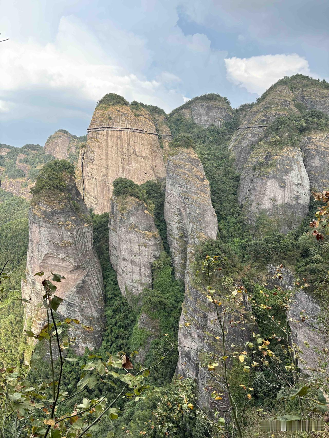 今天从赣州出发，中午到了龙南的南武当景区。两点开始上山，坐了两段颇具热色的云梯（
