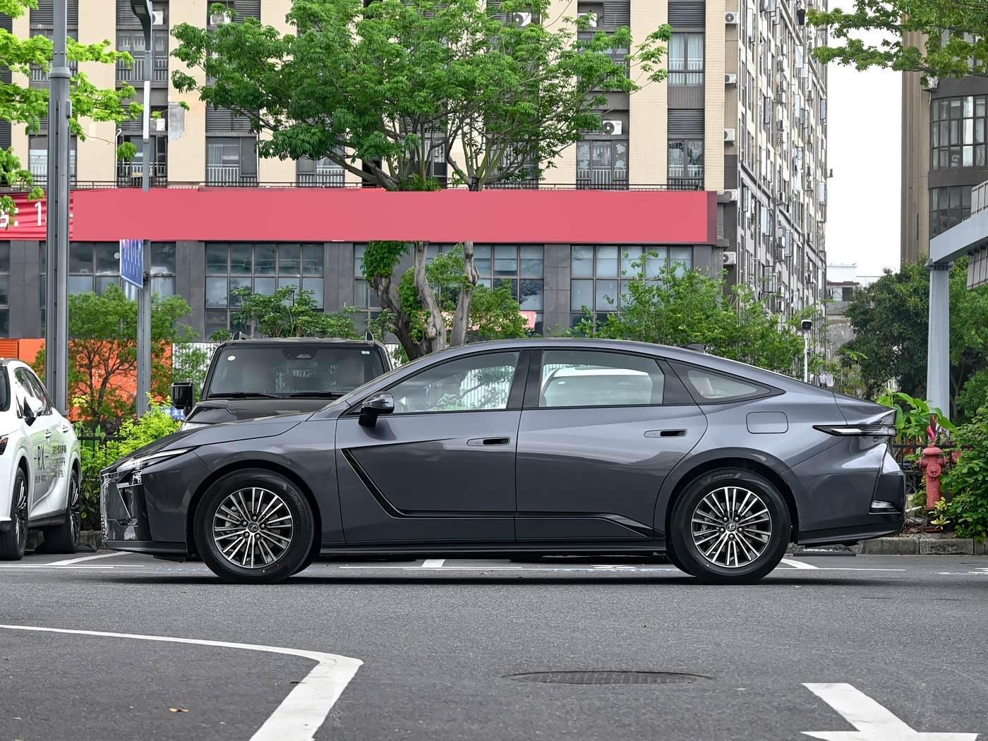 新车新款雷克萨斯ES搭配铁灰色（官方叫超音速流光金属色）还挺好看的。侧面的虾线