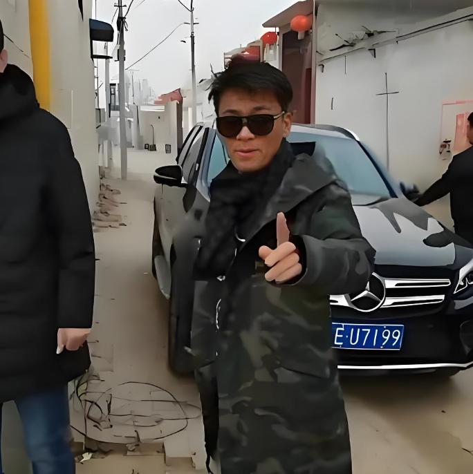 王宝强开着300万的大奔回村过年，看到村口的牌坊上写着“王宝强家乡”，王宝强很不