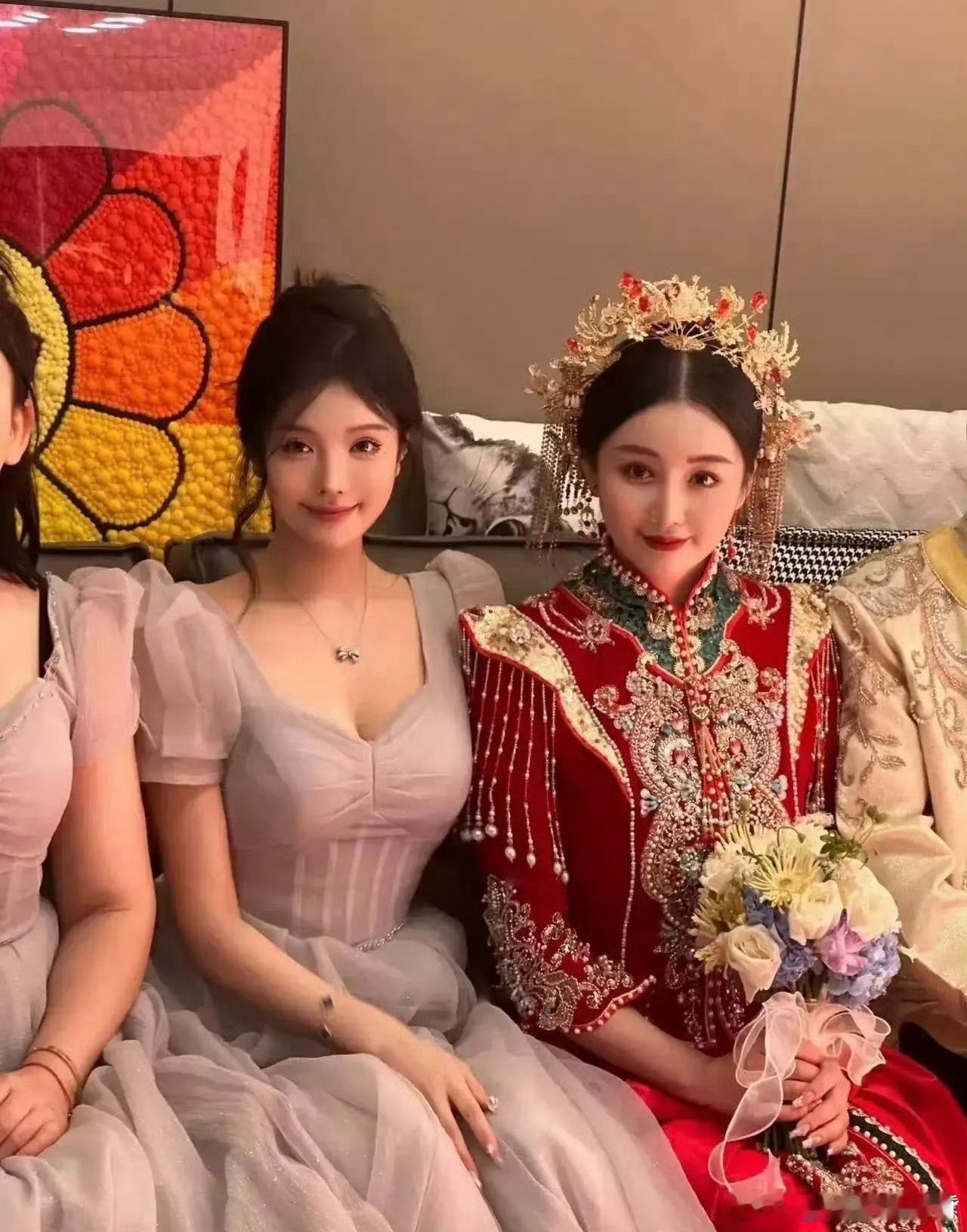 伴娘比新娘还好看，我怀疑在抢镜头