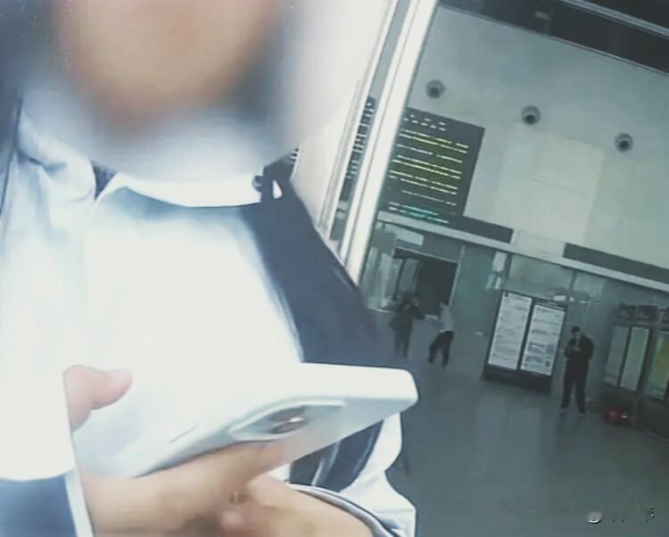 看到这条新闻，眼眶瞬间湿润。一个19岁的女孩，突闻亲人离世，心急如焚地往家赶，