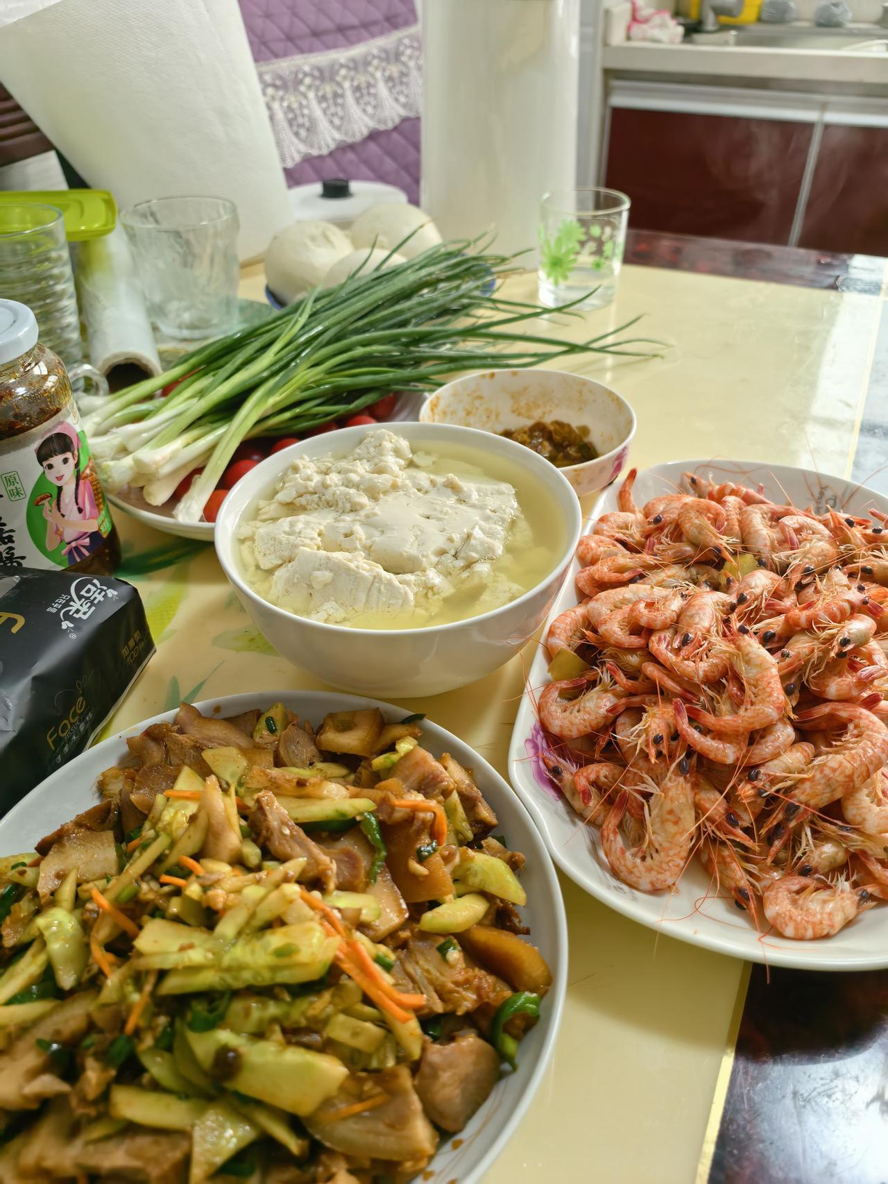 在广西北海的第十二天。今天是二月二，去年的二月二也是在北海过的。简简单单的