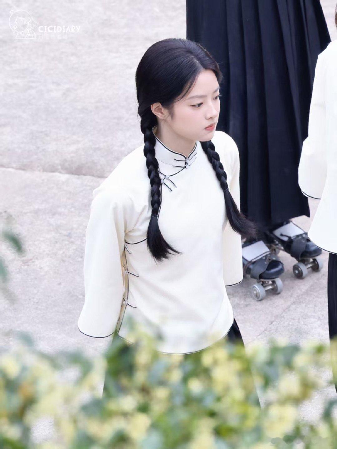 徐若晗丞磊cp感很多人持续追剧，很好奇这两个角色后续走向。演员配合自然，把这份纠