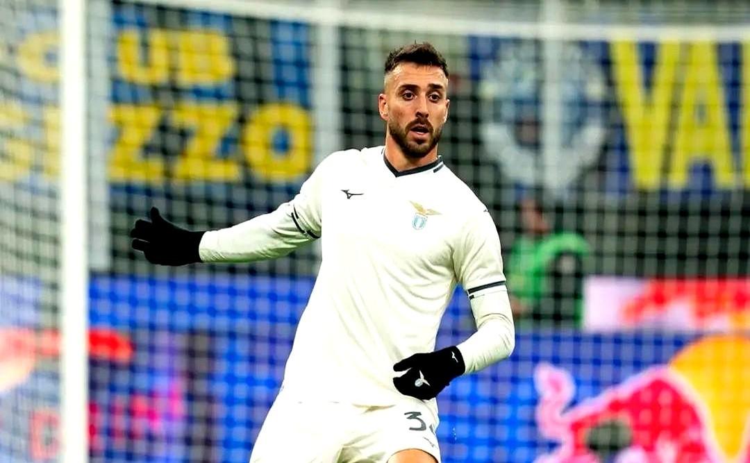 国米的后防线真的该换人了。阿切尔比37岁，德芙赖33岁，达米安36岁，这平均年龄