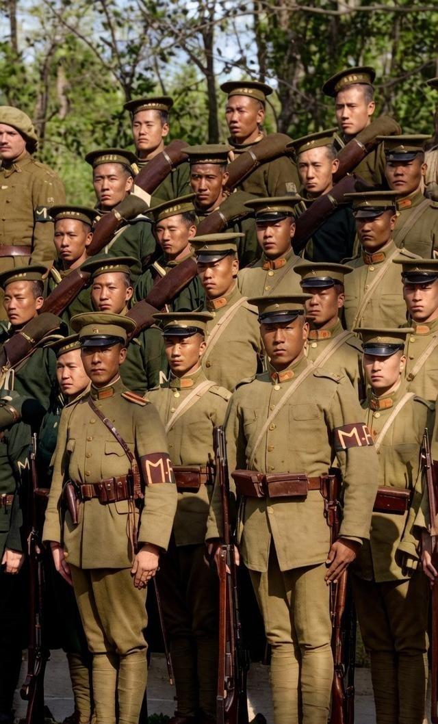 1918年，派遣到海参崴护侨的北洋军官兵，个个身姿挺拔、军容整齐。1917年，远