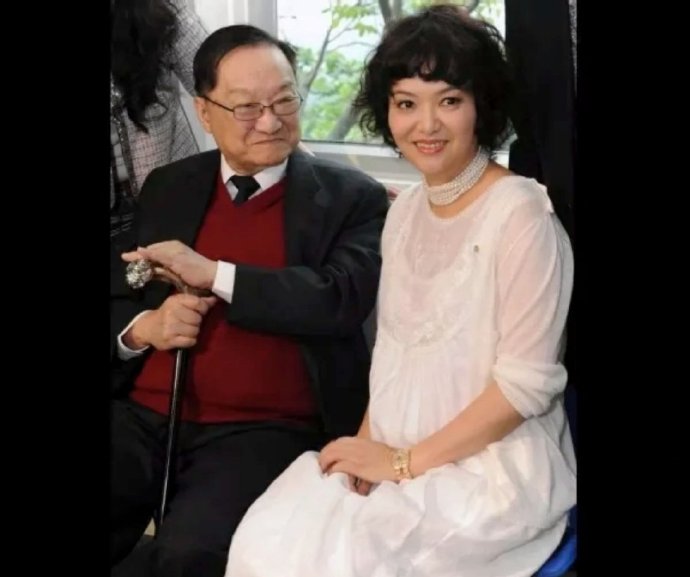 976年，52岁的金庸爱上16岁的女招待，要离婚，妻子说：“可以，但那女的必须绝