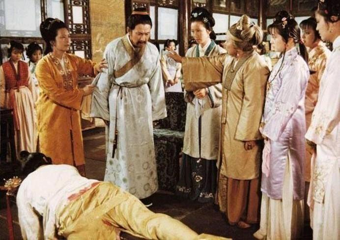 宝玉被贾政打得皮开肉绽，昏死在长凳上，荣国府里瞬间乱作一团，哭喊声搅得人心里发慌