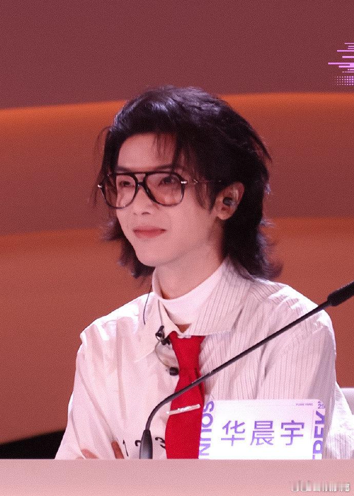 华晨宇华晨宇直拍机位救命！华晨宇的评审直拍才是隐藏福利吧！专注倾听选手演唱的样子