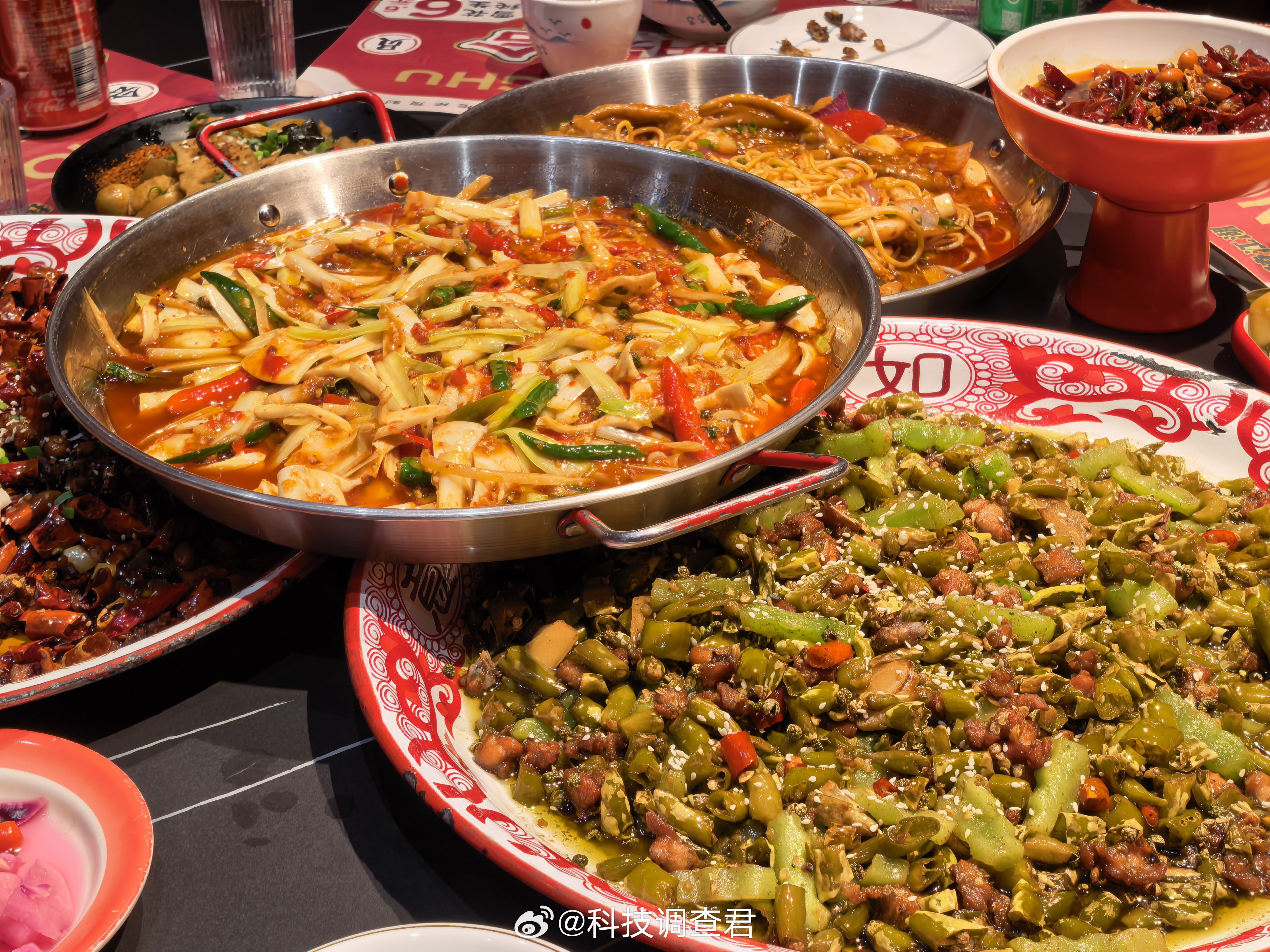 外国人来中国旅游更火了可以来四川吃川菜昨天晚上和几个媒体老师吃的味道太好了～