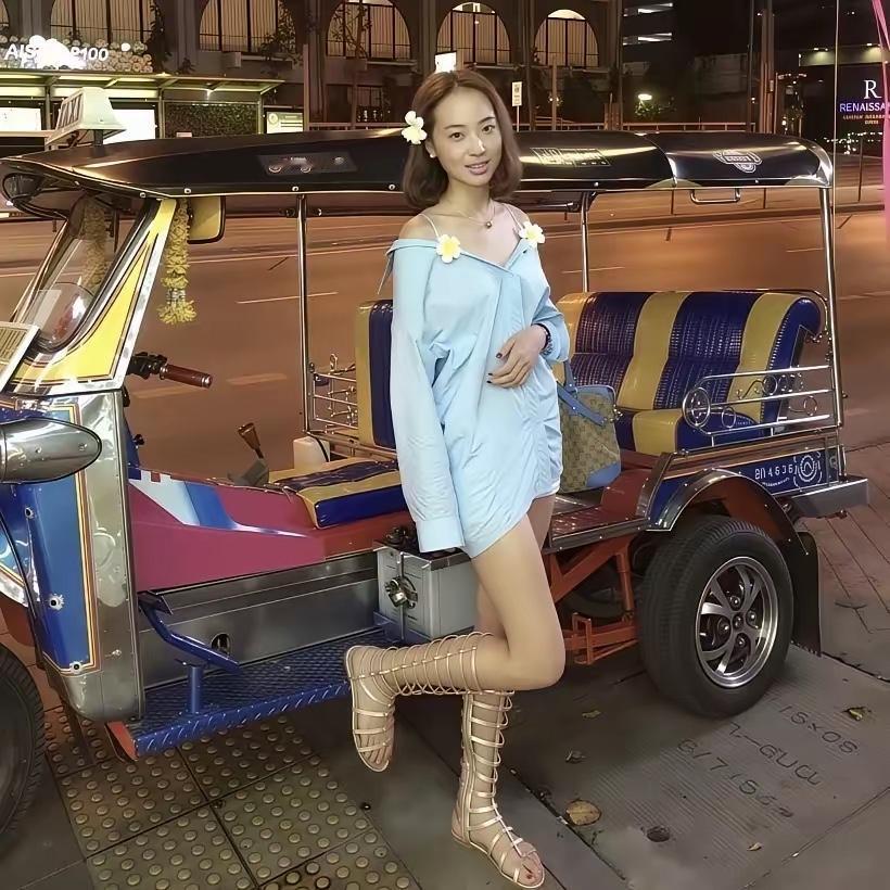 这是恒大歌舞团团长白珊珊早期的照片五官和气质都还是不错的…现在许家印被判无期