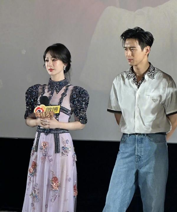今天杨紫和李现一起宣传新剧，两位站在一起真的好般配，像一对年轻的情侣。杨紫这回