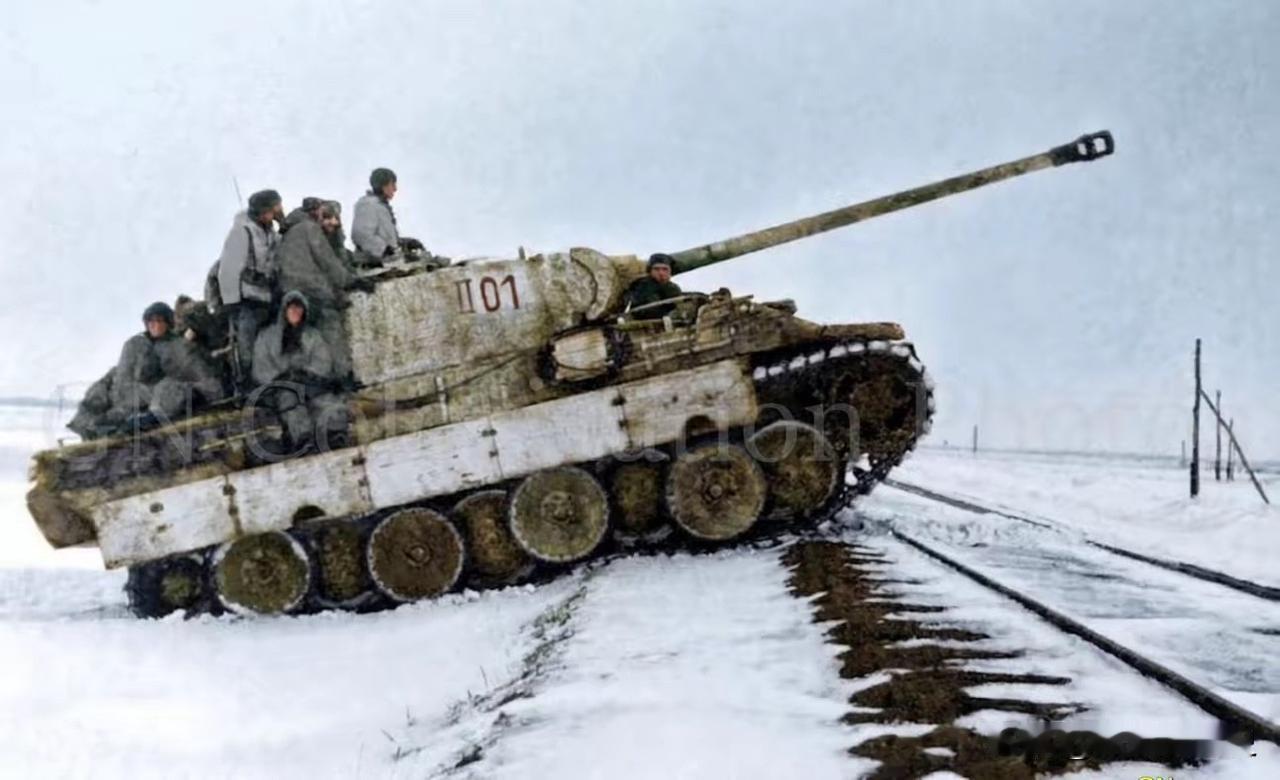 “黑豹”坦克在东线，1944年。二战德国陆军于1943年投入使用的“黑豹”中型坦