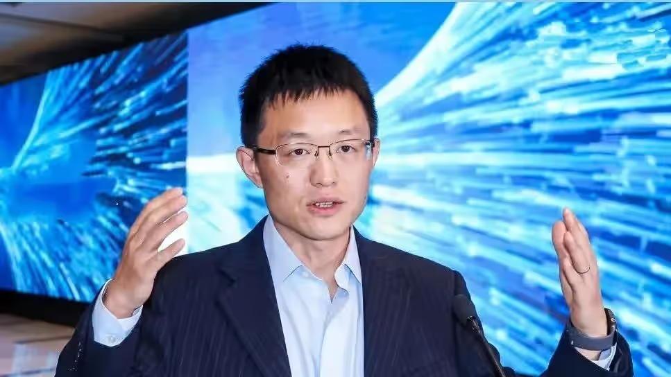 最近AI圈刷屏的三个人，越品越有味道。智谱唐杰、DeepSeek梁文锋