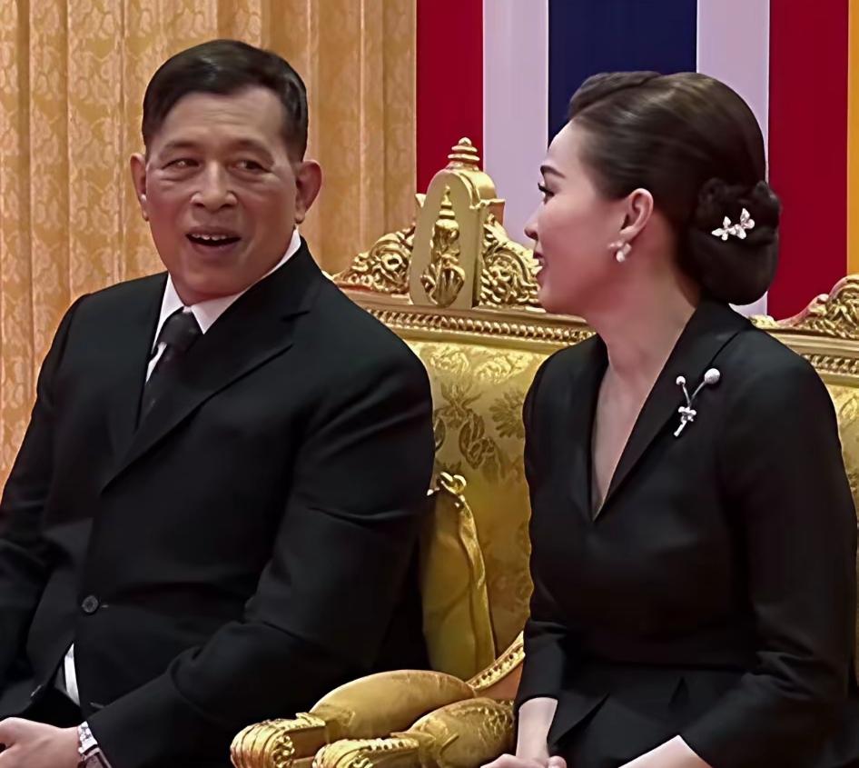 泰王对苏堤达的依赖，是越来越大了！为何？因为苏提达，太懂泰王了！对方一个眼