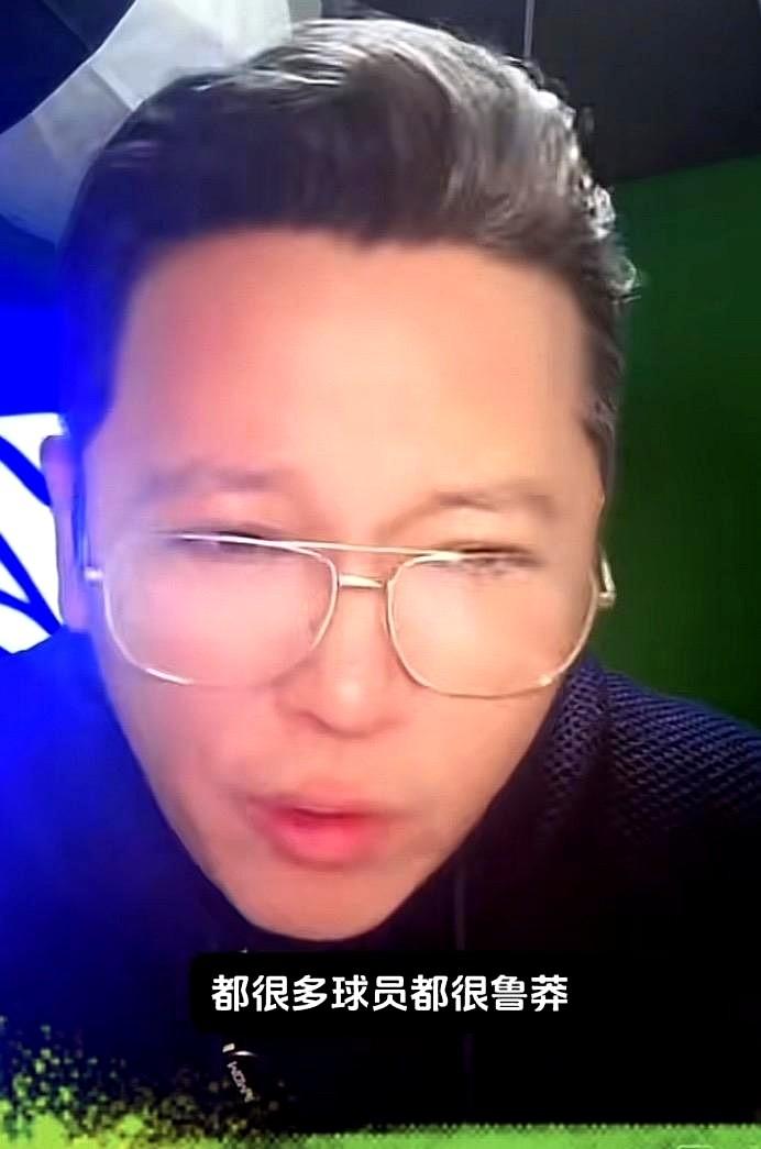 看着场上的申花，总像在看自家那个满腔热血却又总爱闯祸的孩子。周亮说这群小伙子“