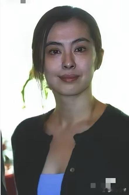 四十岁王祖贤的素颜照太绝了！不愧是浓颜系天花板，素颜状态都像精心化过妆一样惊艳～