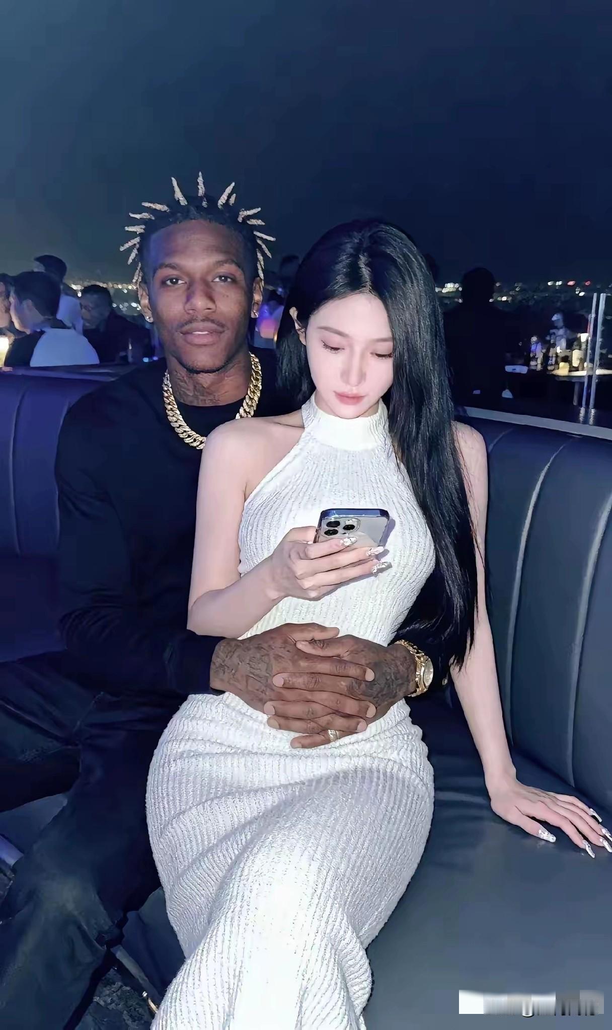 女孩的颜值和气质都是非常不错的，一头乌黑的长发，修长曼妙的身姿，配上大方得体的服