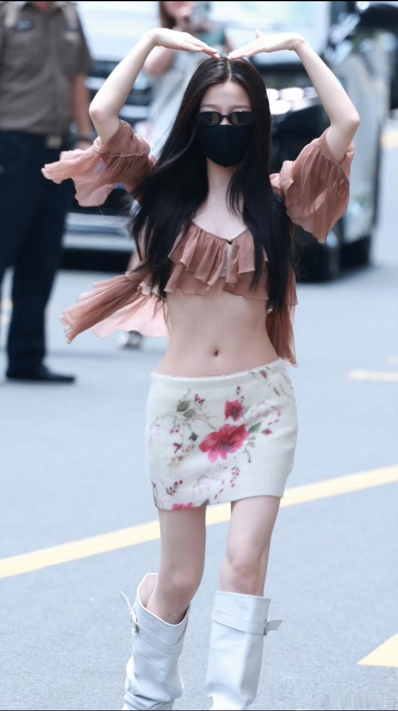 虞书欣虞书欣姐感辣妹所有人，感受。欣欣子，你美！虞书欣极致腰臀比观众网