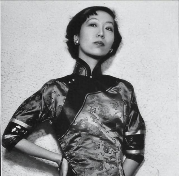 1995年，张爱玲在美国出租屋内去世，尸体一周后才被发现。她一丝不挂地躺在床上，