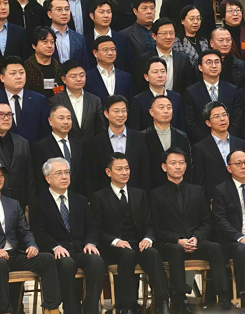 这张合照，全员都是大咖人物，我只认识刘德华。