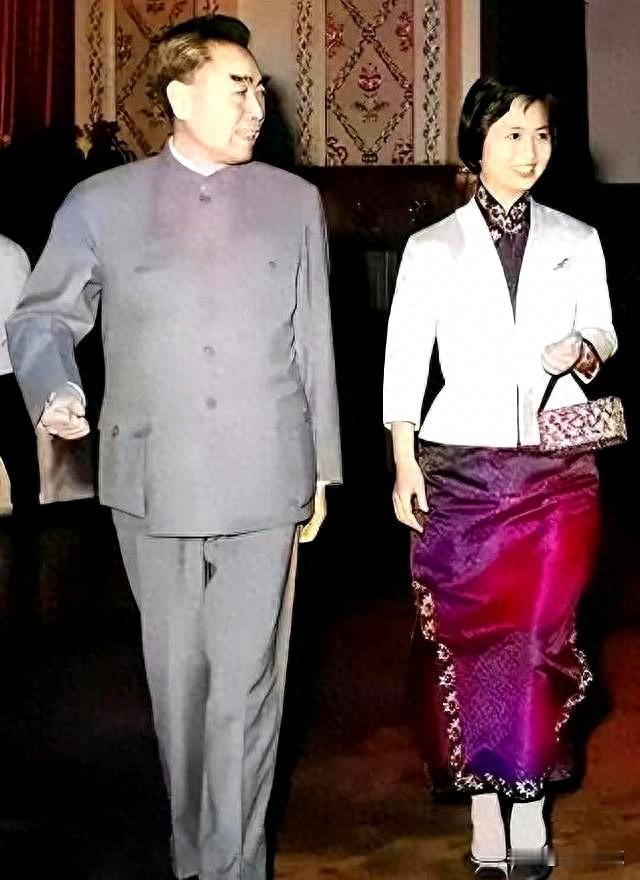 旗袍挺括，钢笔没墨水了，她还在写。张茜42岁那张穿月白旗袍的照片，现在网上还能