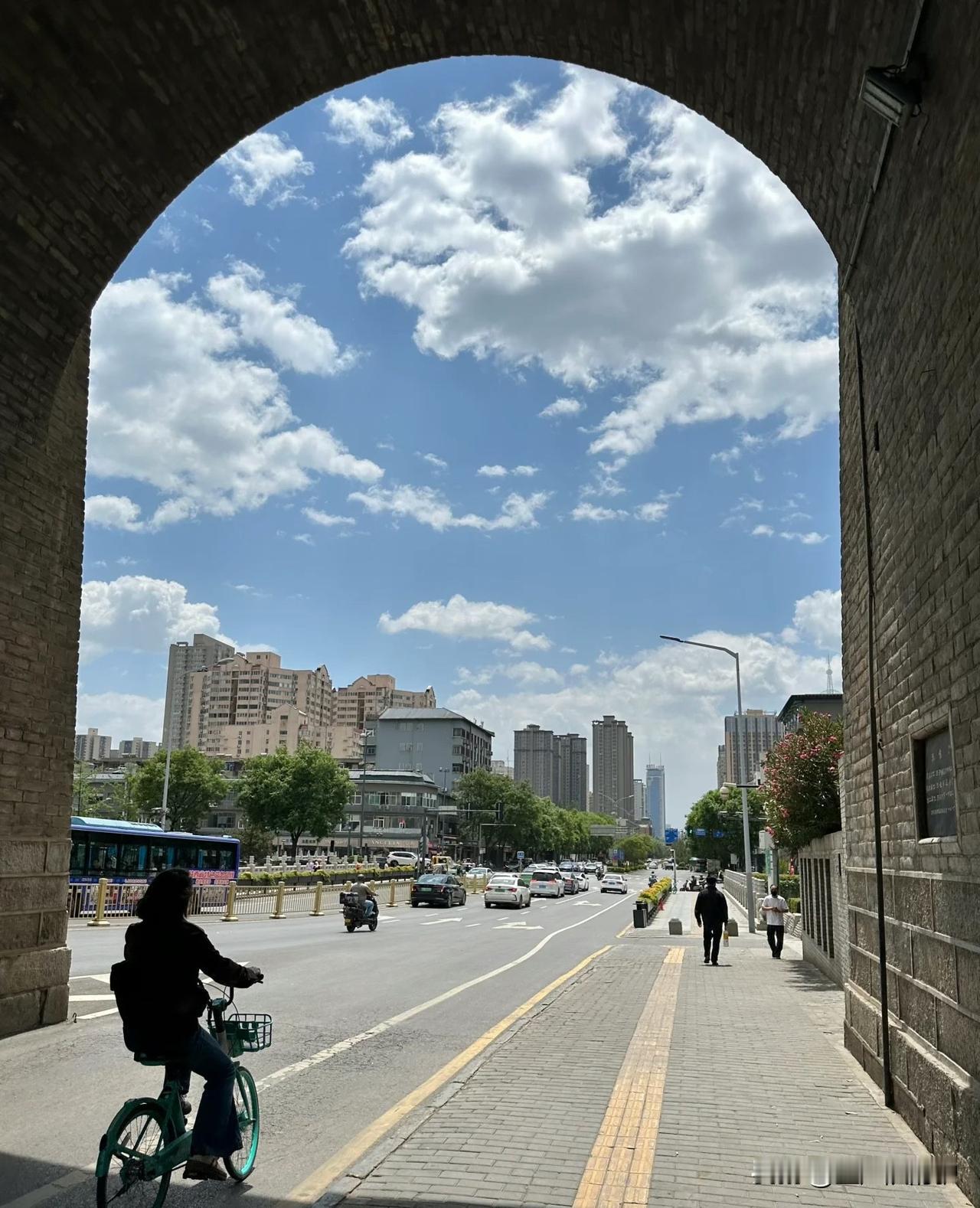 西安初体验怀着对十三朝古都的无限遐想，我踏上了西安的土地。脑海中满是巍峨宫殿