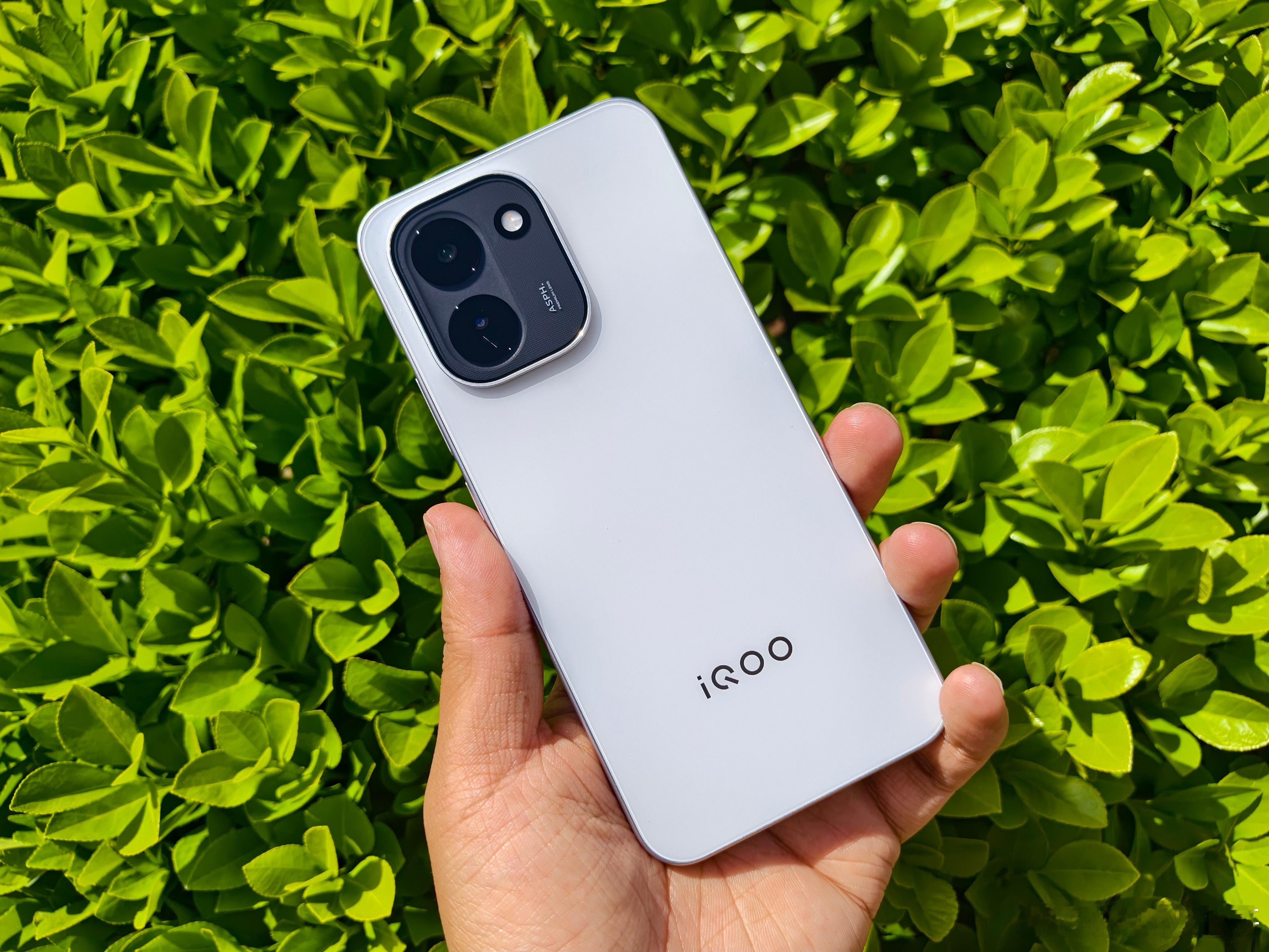 iQOOZ11这段时间使用感觉信号真心不错！寰宇电竞网络系统，搭配全新环绕式天