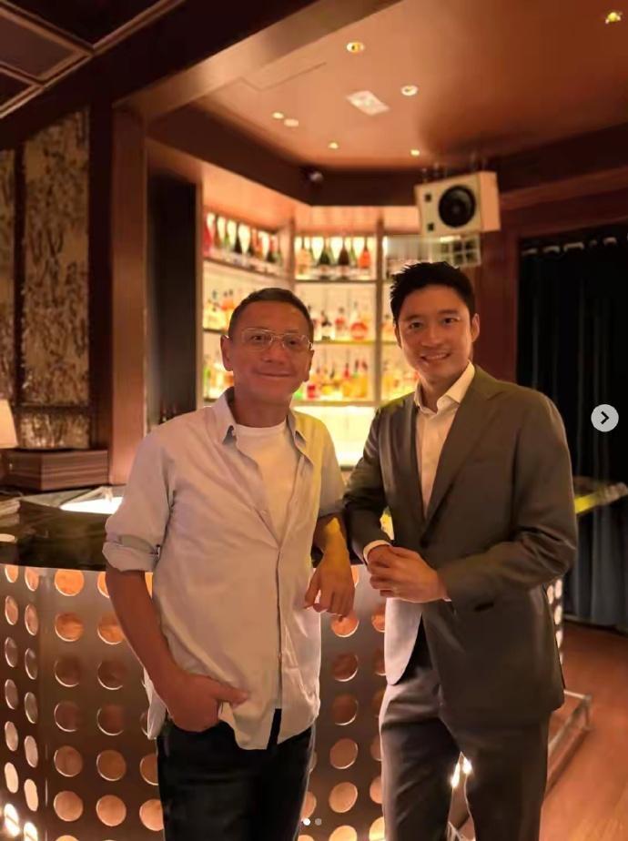 霍启山同框杨其龙，3个细节告诉你为什么说他“太帅了”！第一，外形。高大挺拔，西