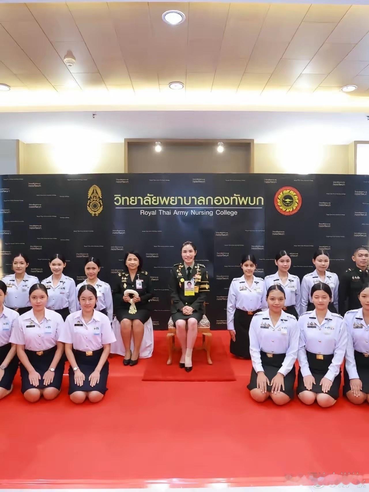 诗妮娜贵妃重返母校曼谷护理学院视察，全校师生以跪拜礼迎接​​​