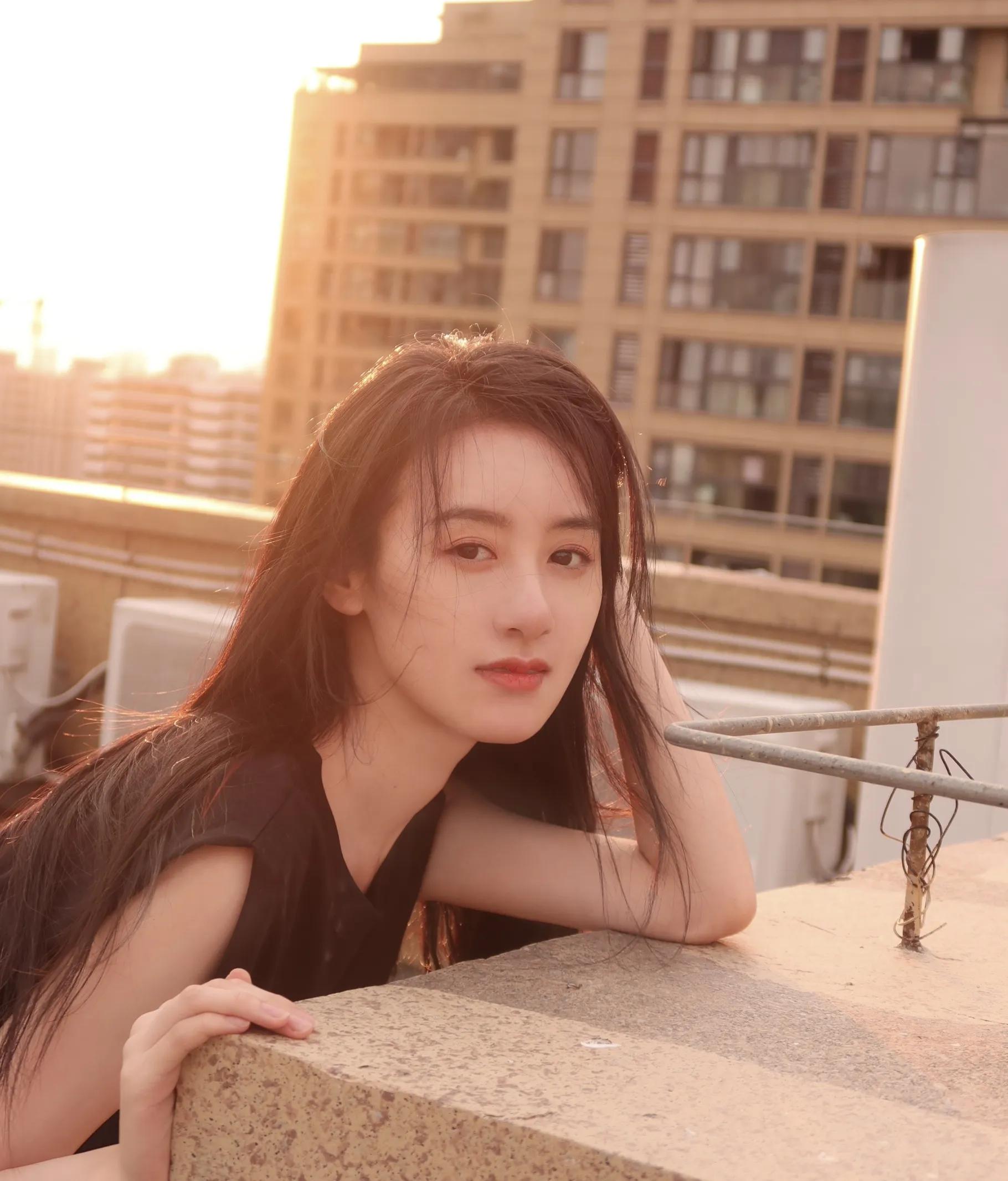 袁冰妍夏天的风写真：甜美可人、靓丽姣美