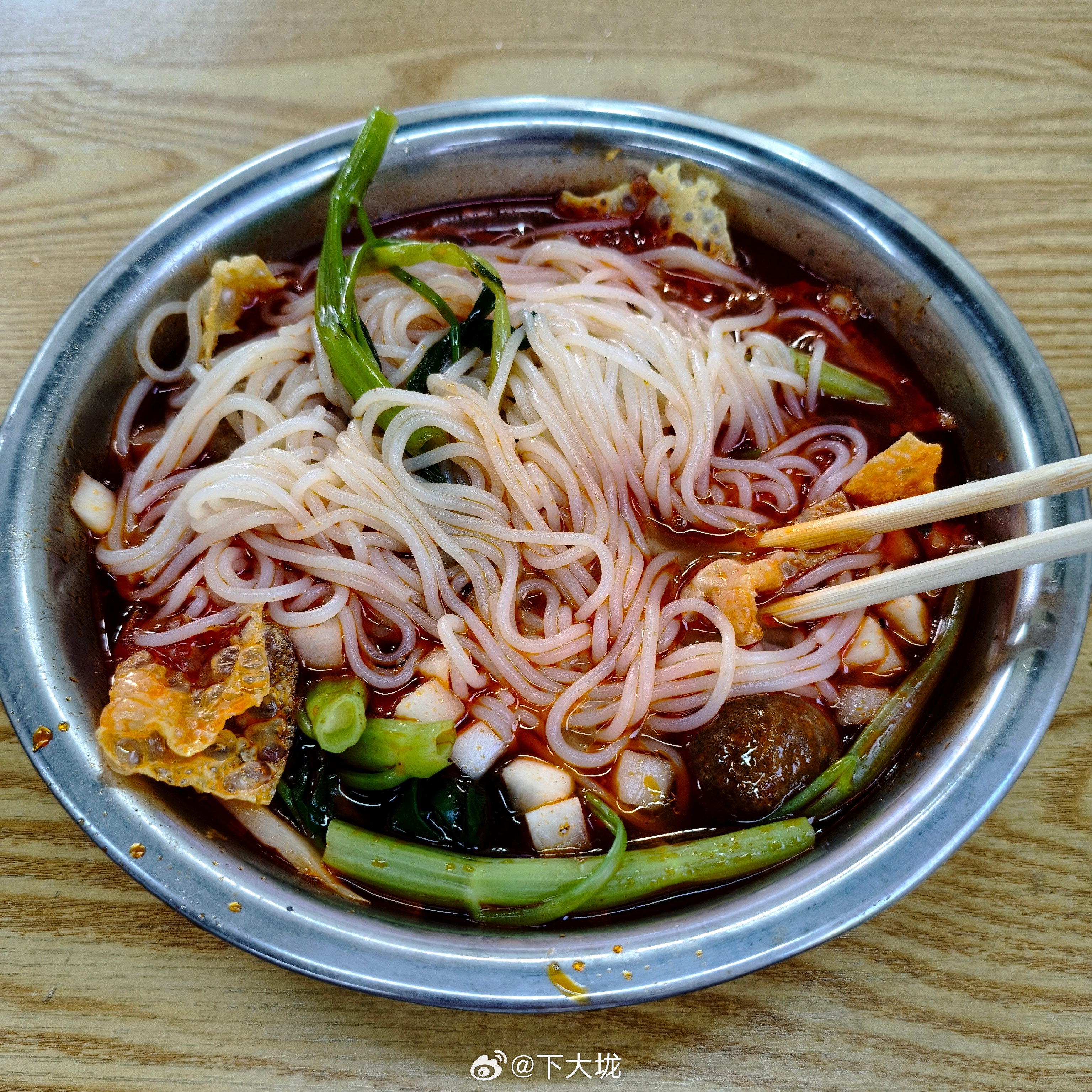 桂林街头最多的店就是米粉店，我也不知道本地人喜欢吃什么，因为感觉都是外地游客……
