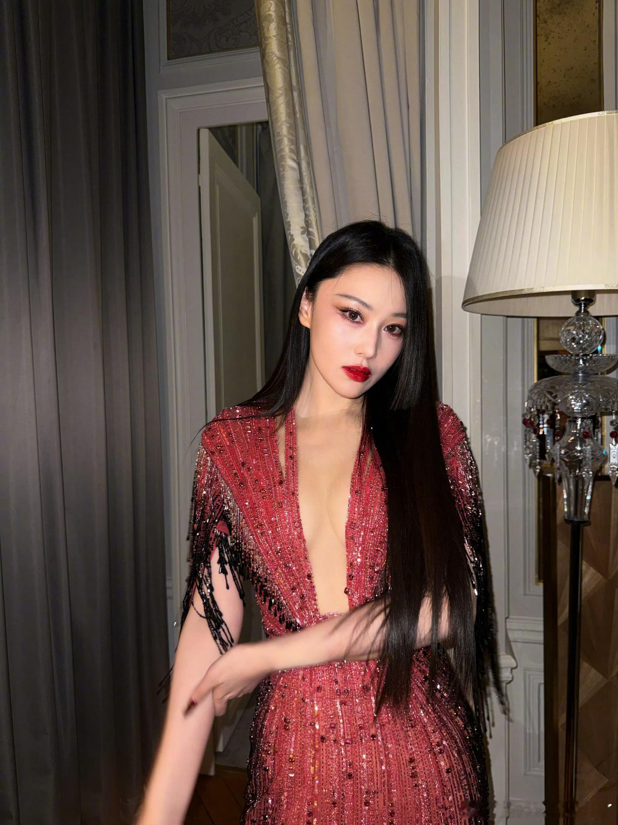 张馨予红裙垂落细碎流苏，光影随步履轻晃，张馨予眉眼温婉大气，艳而不俗，身姿绰