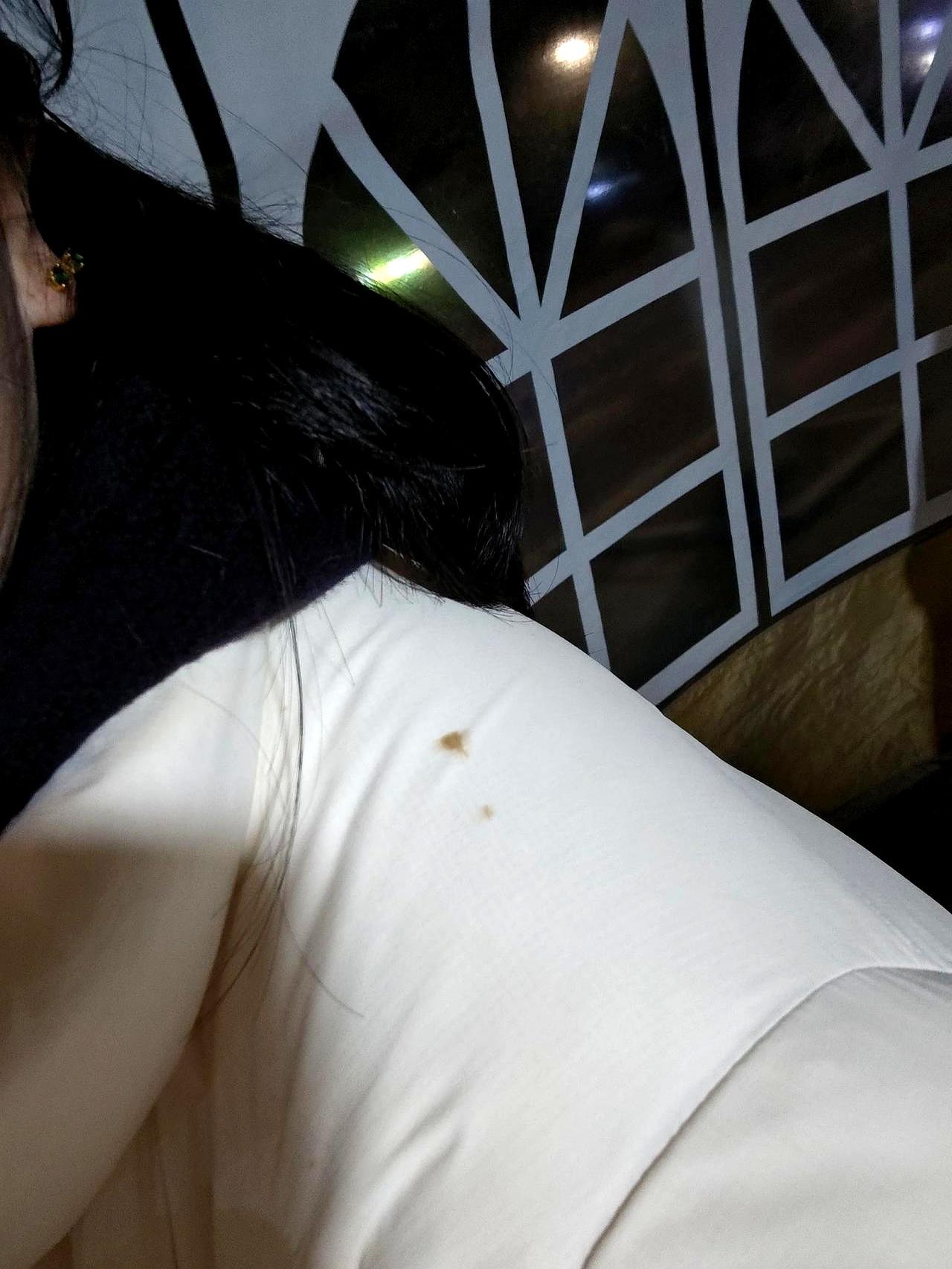 羽绒服颜色怎么选？评论区吵疯了！一位北方博主去年穿白色去看打铁花，结果火