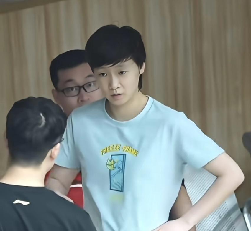 王曼昱与孟队医探讨身上伤病时的表情真让人心疼！成都混合团体世界杯比赛前，王曼昱