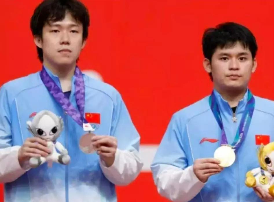 中国男乒大捷！3-0、3-0，世青赛冠军徐瑛彬、周冠宏强势晋级，WTT🇨🇳中