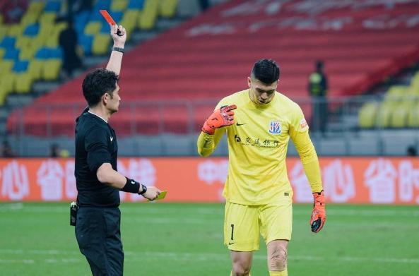 换一个角度解读邵佳一召马镇入国足！晚上与朋友们宵夜，席间聊到新一期国足大名单，