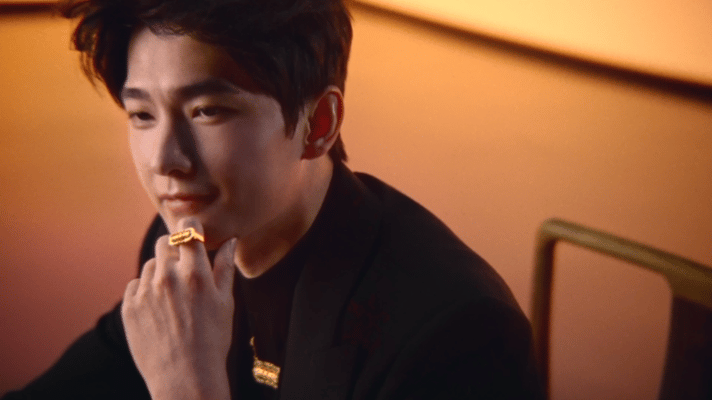 杨洋将福气与贵气刻进骨子里官宣时刻惊喜拉满！杨洋一袭风度翩然，提笔落笔皆是风骨