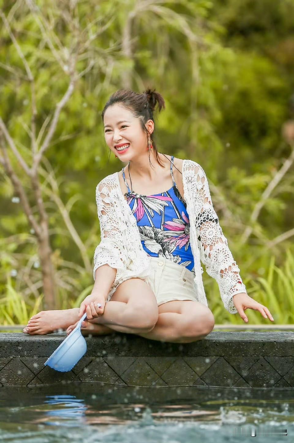 江一燕泳池戏水