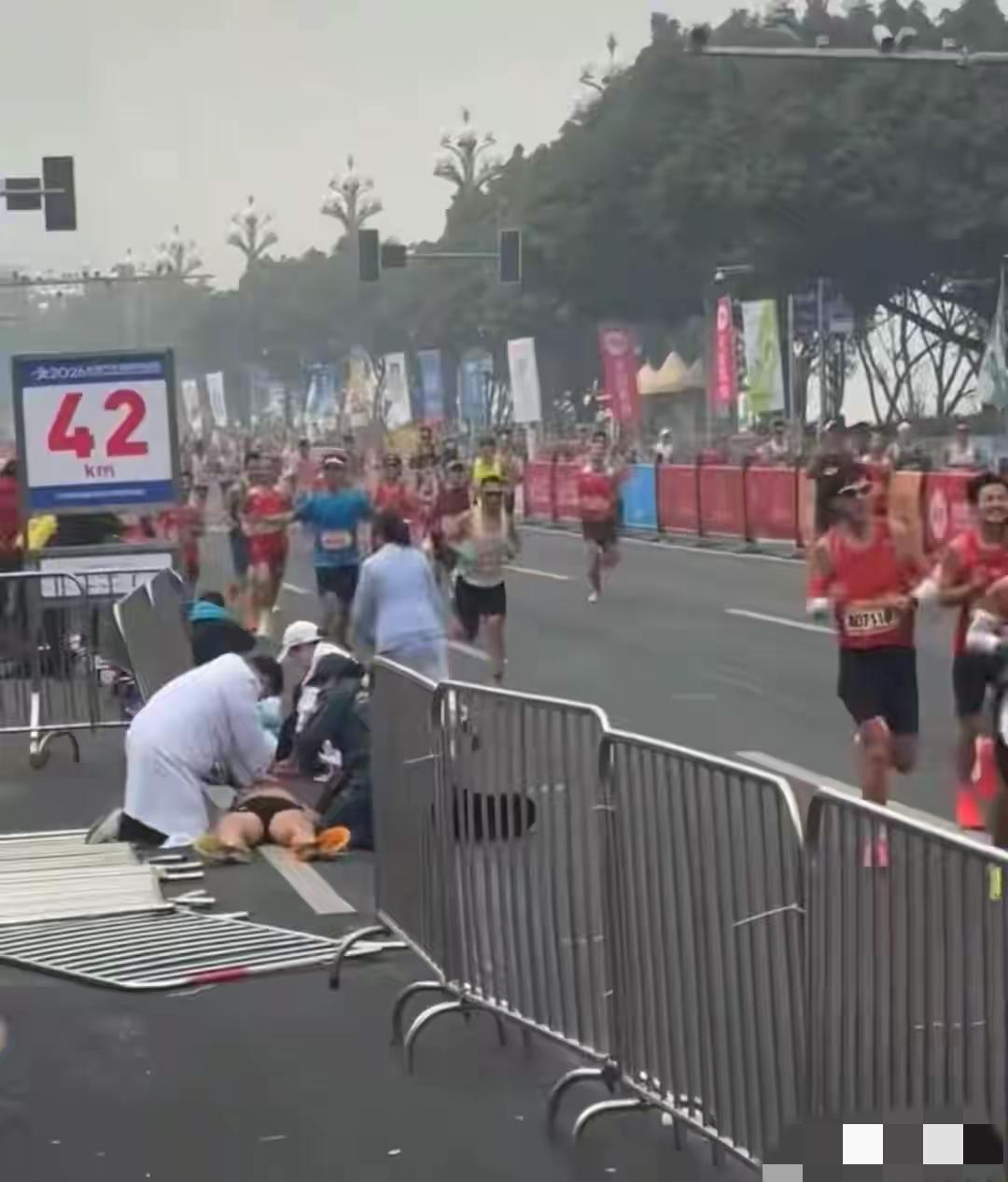 43岁的“破三大神”倒在了马拉松赛道上，离终点只有仅仅200米的时候，永远停在了